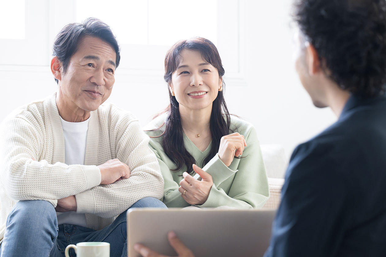 相談する男女