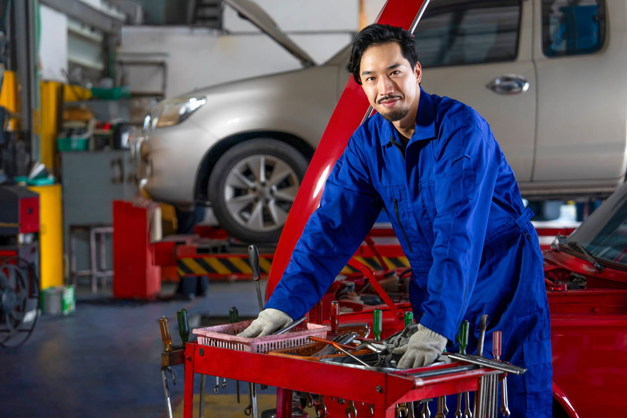 自動車を整備するスタッフ