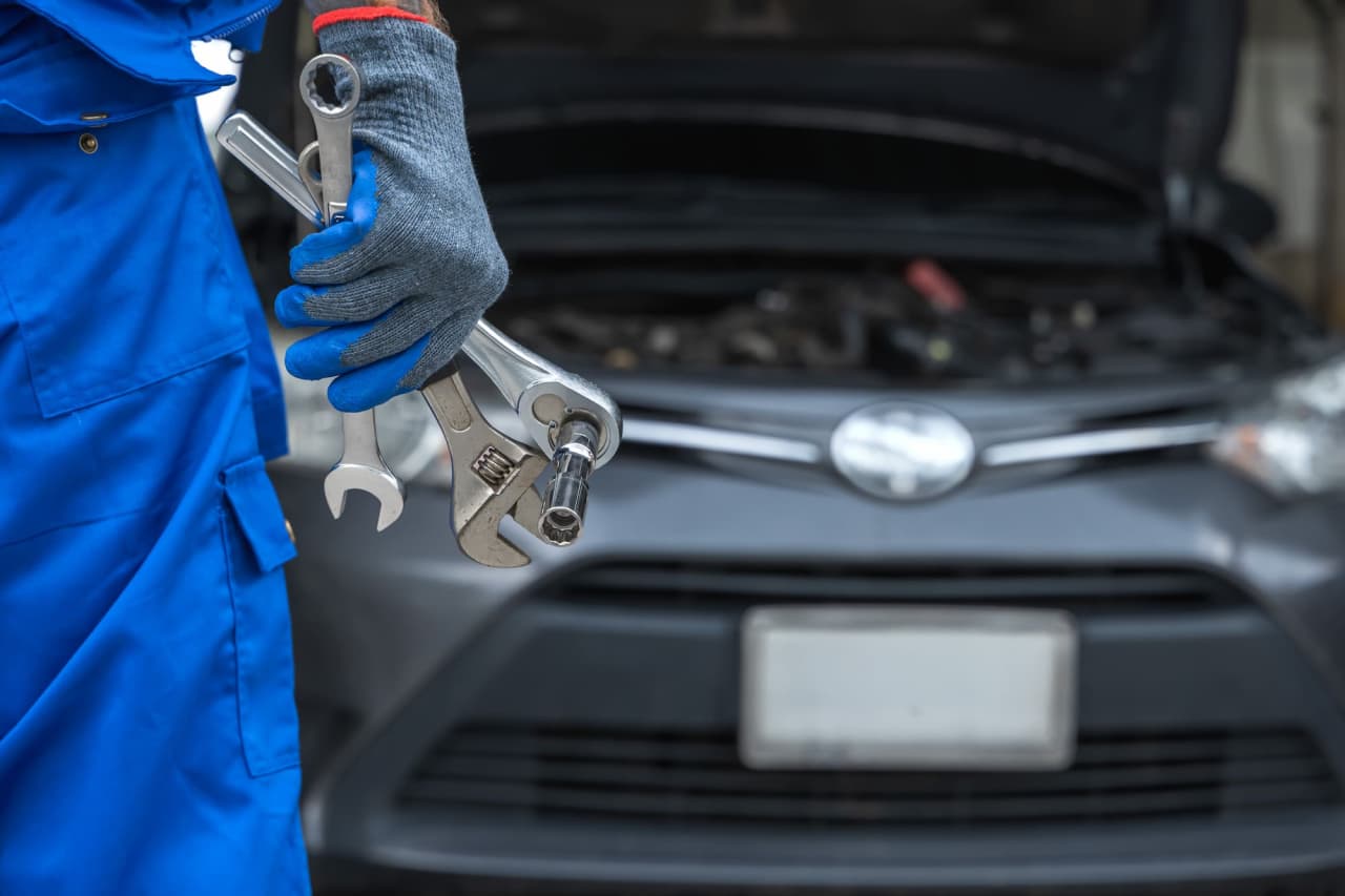 自動車を整備しているイメージ